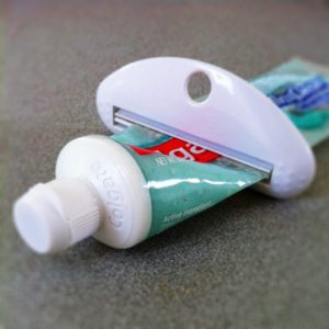 10things-Toothpaste-Squeezer